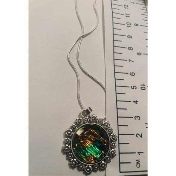 Multi-colored crystal MEDALLION NECKLACE - Picture 6 of 7